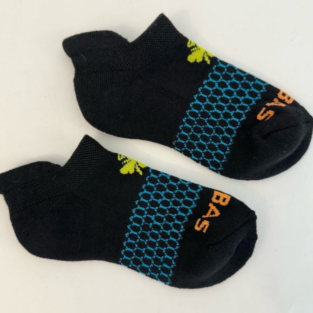 🆕 “Be Better” 2 pair of Bombas Black Ankle Socks with Blue/Orange Bumblebee! 💥